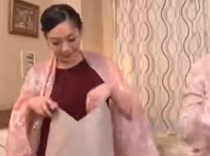 「あっ！ナマで入っちゃった！」オイル素股でwwおっぱい美魔女おばさんに膣内射精
