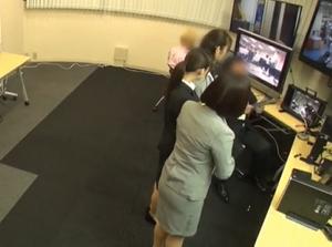 新入社員が痴女研修を受けることに！おきいチ〇ポを押し込んだら～～ｗマジでエロすぎる！勃起回避不能ｗ
