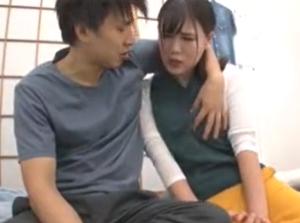 旦那と電話中の奥様の敏感乳首こねくり回して不倫セックス生中継!!発情ボディに膣内射精ｗｗ