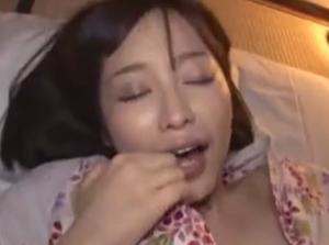 平穏な毎日に不満があるわけではないがどこか物足りない!!温泉宿で濃厚な膣内射精SEX！