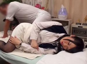 携帯ショップ従業員が通う整体院！！チンポの侵入を許し快楽に悶え
