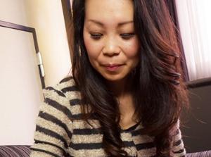 実在する無垢な熟女の恥じらい！！チンポに発情して思わず手を