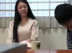 映像流出！！ 同じマンションのママ友を連れ込んでw巨乳おっぱい若妻がエロすぎwww