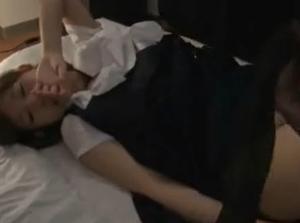 清楚系美少女の制服姿に勃起を抑えられず襲撃！！問答無用でチンポをねじ込む中出しレイプ！マジヤバイ