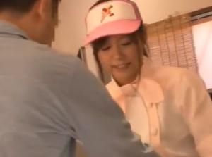 接客中に顔を紅潮させながら感じまくるバイト娘！！膣内射精レイプする鬼畜男！マジでえろすぎ