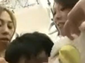 あえて混雑した場所にむっちりしたカラダを!!巨乳美女たちが勃起肉棒を捕食！