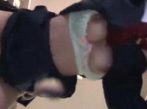 糸引くほど愛液が溢れ出す敏感娘！！声を押し殺し懸命に堪える！