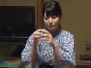 出張先の旅館の手違いで同僚と相部屋！！卑猥な女体に我慢できず…我慢限界ｗｗｗマジでえろすぎｗ