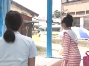 海水浴場で見つけた夏休み中の友達同士！即理性崩壊してハメ狂う