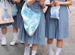 東京にやって来た田舎の素朴な修学旅行生！！美少女たちが賞金企画に挑戦！