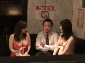 (ﾟ∀ﾟ)ｷﾀｺﾚ!!客のチ●コをしゃぶって！！自ら挿入する中出しファック！ｗエロ汁でまくりｗ濃厚セックスしたったｗ