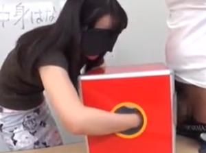 「第1回チキチキ！箱の中身はなんだろな！？」正解すれば賞金ゲット！！ハメ撮りされてアクメする美乳おっぱい娘ｗ