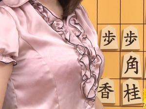 美人な女流アシスタントの着衣横パイ！変態将棋で王手！！