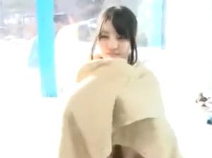 」マジックミラー号の中で、自慢の彼女を「寝とって」他人棒を挿入され寝取り中出し！