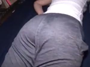 カラダのラインがピッタリ浮き出る部屋着姿の女子www服をズリおろしてパコリまくるｗ