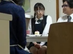 お受験ママが近くにいるのに犯●れながら効きだす媚薬!!メガネ美少女が媚薬を盛られて発情！