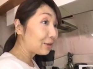 半脱ぎデニムは拘束具 脱がしかけのジーパンで両足の自由を奪いww逃げられず膣内射精される