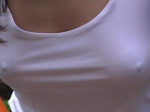 ノーブラ透け乳首ポッチ？！隣に住む女子大生！！意外とビッチ？こりゃチャンス