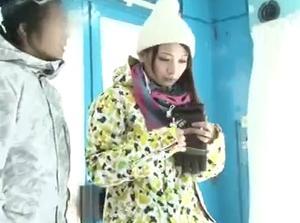 マジックミラー号の中で、自慢の彼女を「寝とって」浮気チンポの中出しに大喜び！ｗマジでエロ杉注意ーーー❖勃起回避不能ｗｗ
