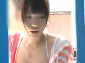 海水浴場で見つけた夏休み中の友達同士の男女!!欲情に突き動かされ膣内射精