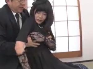 旦那の遺影の前で上司に犯●れる人妻!!膣内射精される貧乳おっぱい妻！マジでエロすぎｗ勃起回避不能
