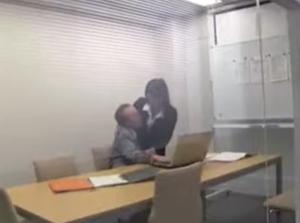 ぶっかけ！OLスーツ倶楽部w社長息子を調教ｗｗ【阿由葉あみ】マジでエロ杉注意ーーー❖