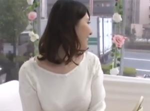 巨根をねじこまれ戸惑う間もなく素人オマ○コの感度は急上昇！有無を言わさぬドッキリ交尾！