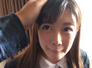 高校卒業したてのホヤホヤ18歳！AVデビュー！！制服姿で勃起チンポをブチ込まれる