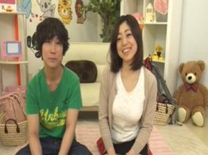 巨乳の母親と息子が授乳手コキ一！！搾乳が先か賞金をかけて勝負！