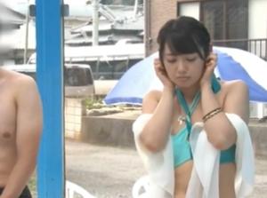 海水浴場で見つけた夏休み中の友達同士の男女！！マンコに挿入され中出しセックス！