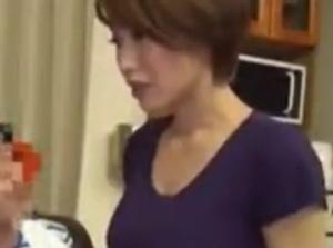 端正な顔立ちとGカップ美巨乳で男たちを虜にさせる妖艶美女www悪ガキにだいしゅきホールドｗｗ