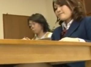 キッチンテーブル下の近親相姦！！母親に隠れて父娘相姦でハメまくる！