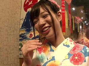 彼氏連れ素人娘をマシンバイブでこっそり攻めまくれ！火照ったところでチンポをズブリ！