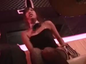 おっぱいパブの巨乳娘に媚薬タブレット!!チンポに跨りナイショの本番セックス！