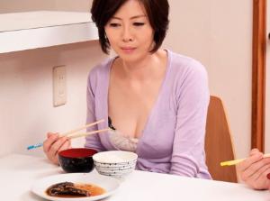 夫の寝ている横で息子の性技に溺れる母！！我慢できず背徳の母子セックス！マジでえろすぎｗ