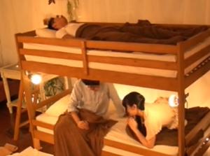 2段ベッドが揺れるほど感じる2人の寝取られ！！彼氏にバレず浮気セックスできるのか