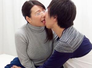 旦那では満足できない絶倫巨乳妻！！奥様がデカチン童貞を筆下ろし！