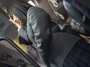 制服越しにねっとり乳揉み痴●！！お尻をこすりつけて気持ちよくなっちゃう！マジでえろすぎｗ