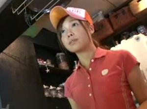 顔を紅潮させながら感じまくるバイト娘！挿入に悶え狂う凌辱レイプ！