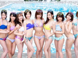 プールで感度アゲアゲイキまくりw徐々に発情！プールで乱交SEX！