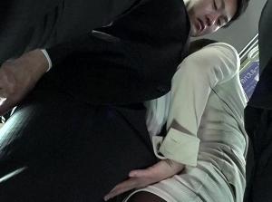 満員バスで夫が横にいるのにムッチリ尻を僕の股間に！！お尻を押し付け誘惑する