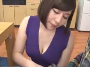 童貞息子の将来を気にした巨乳の母が優しく性教育wHを教えてもらってサルの様にハメるｗ