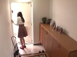 隣の男子校生のオカズにされていると気づいた人妻！！興奮した奥様が逆レイプでお仕置きファックｗ
