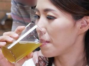 母に媚薬を飲ませたら… クラスの友達から手に入れた噂の薬w美魔女おばさんに連続中出し！