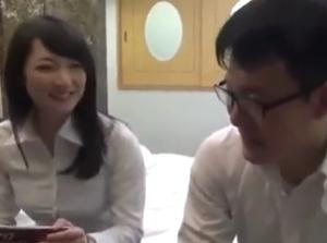 人妻OLは後輩男子社員とラブホテルで2人っきり!!性欲に流され不倫セックス
