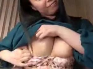熟女が恥らうセンズリ鑑賞w片乳ずつ出して手コキwww