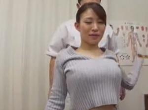 爆乳女子特有の肩こりの悩みを解決する！？wスレンダーな超エロい体が抜ける！