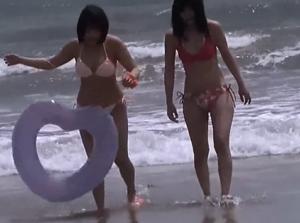 真夏のビーチで心もカラダも開放的になった水着女子!!チンポとハメ狂う即ハメファック！