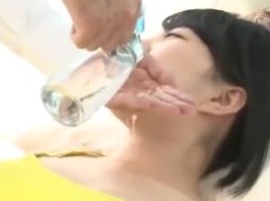 ミラー号の中で、自慢の彼女を「寝とって」寝取られ中出しセックス！