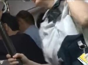 満員バスで背後から制服越しにねっとり乳揉み痴●！！チンポをねじ込み鬼畜レイプ！